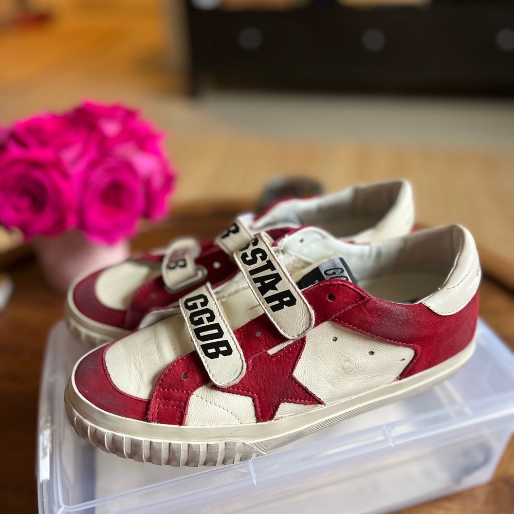 Brand new golden goose WOMAN / not kid sneaker!
Super stylish and unique!